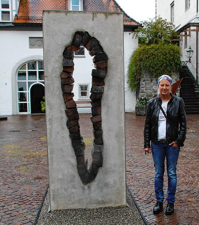 Für Waltraud Späth aus Friedrichshafen steht der Arbeitsprozess im Mittelpunkt ihrer künstlerischen Arbeit. Ihre Skulptur stellt die ...