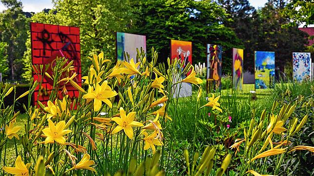 Symbiosen von Kunst und Natur: Im Stadtgarten gibt es derzeit eine Freiluftausstellung zu entdecken.