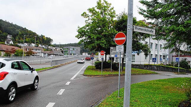 Nur noch Linienbusse dürfen von der Bundesstraße 34 in die Bismarckstraße in Waldshut einbiegen. Für alle anderen Verkehrsteilnehmer ...