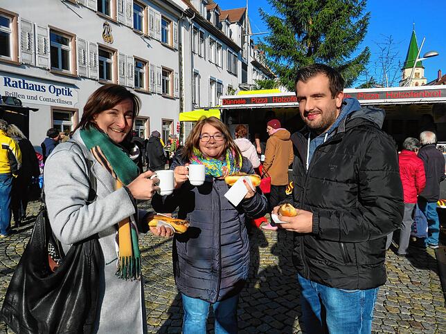 Viele Berufstätige nutzen die Mittagspause um über den Kloosemärt zu bummeln. Babara Schneckenburger, Michaela Kaltenbach und Florian ...
