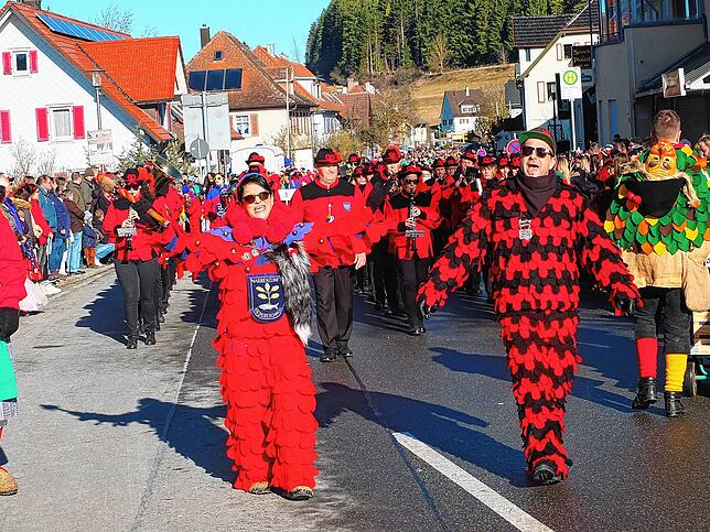 Farbenprächtiger Anblick: Die Traditionszunft der Eschach-Schnurri eröffnet den Umzug.