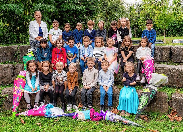 Klasse 1a: Die Erstklässler mit Klassenlehrerin Simone Fahr