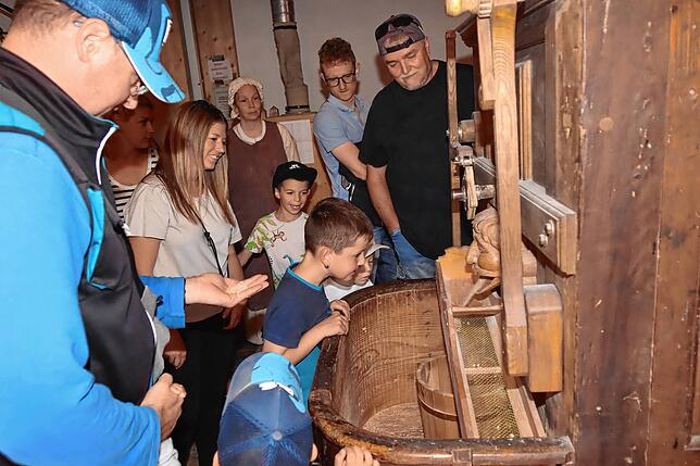 Gespannt verfolgen die Besucher des Mühlenfestes in Unterkirnach wie der Kleiekotzer in der Mühle die vom Mehl getrennte Kleie ...