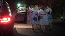 In der Diskothek ist heute Oktoberfest. Angereist sind die jungen Damen im Dirndl.
Bild: Günther Brender