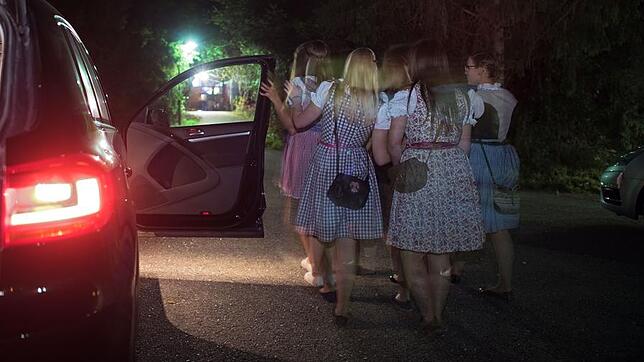 In der Diskothek ist heute Oktoberfest. Angereist sind die jungen Damen im Dirndl.
Bild: Günther Brender