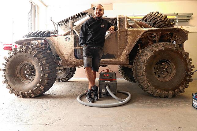 Dieser Jeep, in den Ostrozny viel Arbeit steckt, ist für jedes Gelände geschaffen.