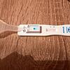 Ein Corona-Schnelltest zeigt das Ergebnis eines Lollitests an. Kita-Eltern berichten von zu vielen Kindern mit Symptomen und dass Eltern ...