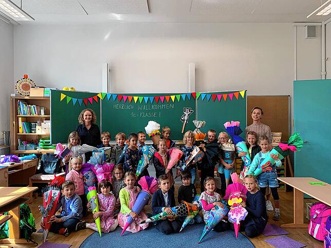 Die Klassenlehrerinnen Karin Wagner-Zimmermann und Katja Schneider mit ihren Schülern der Klasse 1c von der Grundschule im Wallgut.