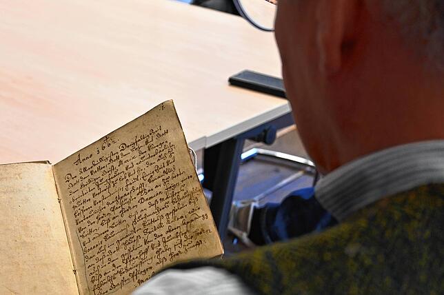 Walter Liehner blickt in die Chronik der Nachbarschaft Obere Marktstraße, heute Friedhofstraße. Sie beginnt im Jahr 1662.