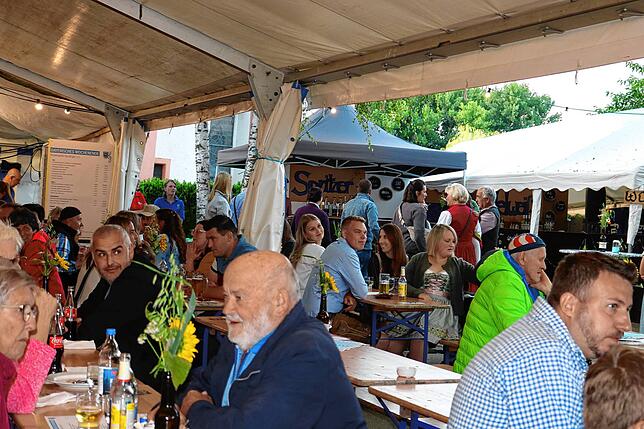 Bild 7: Neudingen zeigt sich blau-weiß Musikkapelle lud zum Bayerischen Wochenende