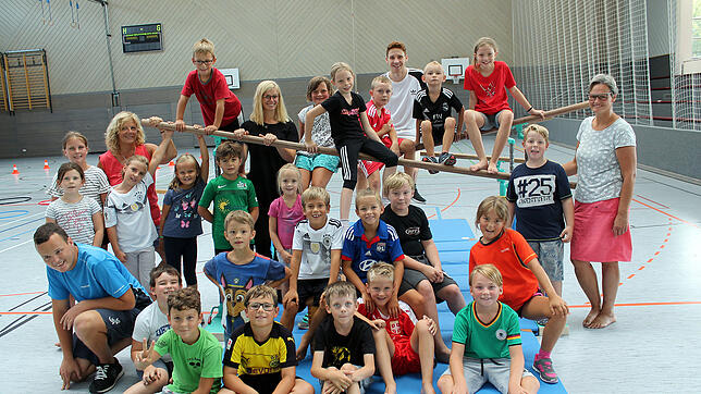 Viel Spaß haben die Grundschülerinnen und Grundschüler der Ferienbetreuung bei ihrem Sporttag in der Eichbergsporthalle, den ...