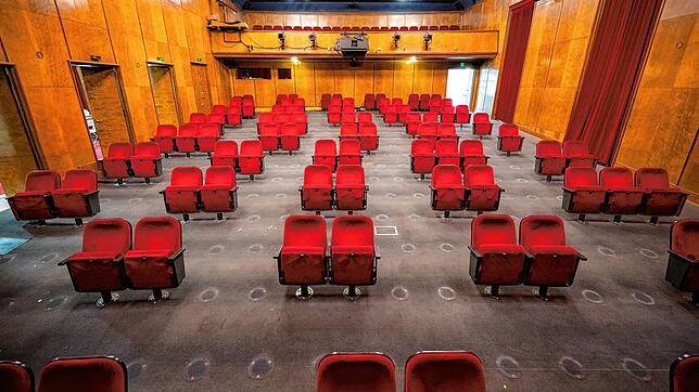 In den Kulturbetrieben bleiben in den kommenden Wochen die Plätze leer, so wie hier im Konstanzer Stadttheater im Juli 2020.