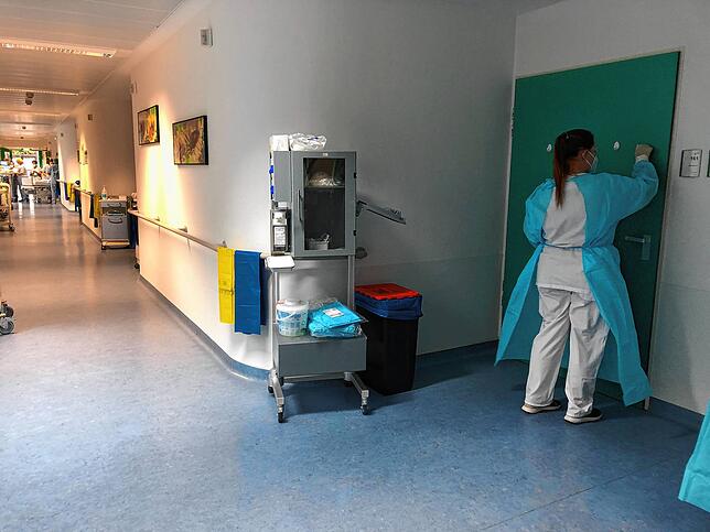 Bevor Scapin ein Patientenzimmer betritt, muss sie die Schutzkleidung anziehen. Die FFP2-Maske wird dauerhaft getragen und alle zwei ...