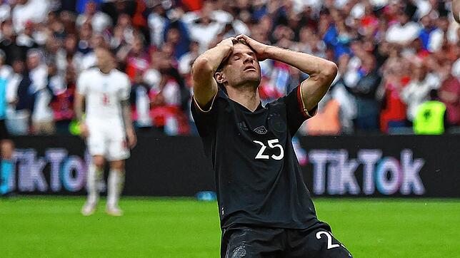 Deutschlands Thomas Müller reagiert nach seiner verpassten Torchance.