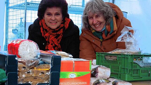 Im Winter zu kalt und im Sommer zu heiß &ndash; die Vorsitzenden der Radolfzeller Tafel, Hildegard Gallenschütz (v.l.) und Susanne ...