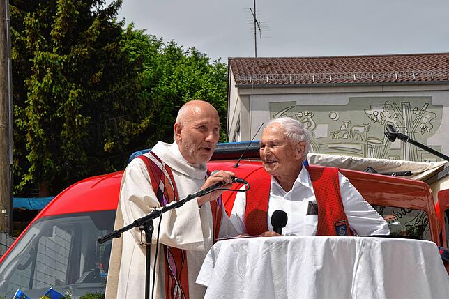 Pfarrer Vogel (links) interviewte mit Wolfgang Braun einen Honstetter Zeitzeugen, der 1954 der Honstetter Feuerwehr beitrat.