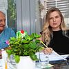 Unterstützung bei deutscher Bürokratie: Anastasia Sommerfeld hilft Volodymyr Kavsjuk aus Kiew beim Ausfüllen der ersten Anträge für das ...