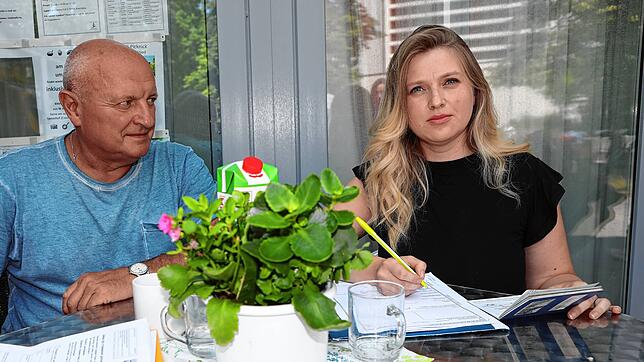 Unterstützung bei deutscher Bürokratie: Anastasia Sommerfeld hilft Volodymyr Kavsjuk aus Kiew beim Ausfüllen der ersten Anträge für das ...