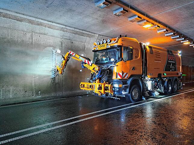 Das Tunnelreinigungsgerät bei der Arbeit.