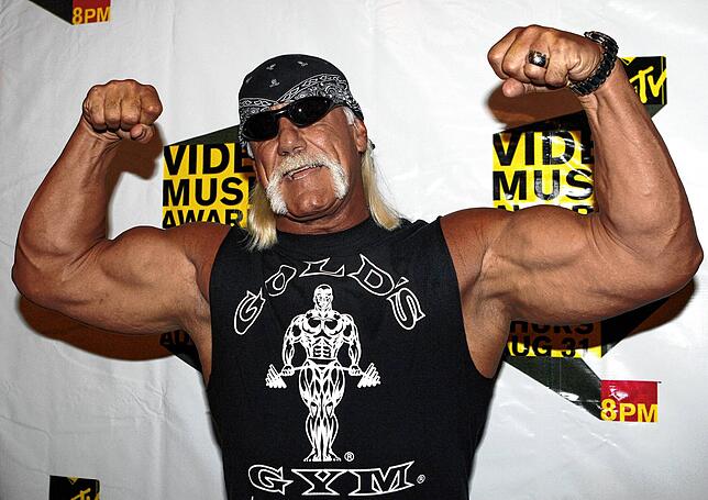 ARCHIV – Hulk Hogan zeigt seine Muskeln während der MTV Video Music Awards Forum in der Radio City Music Hall.
