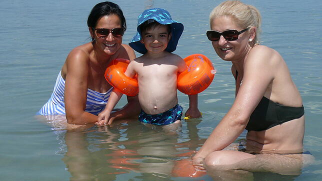 Noch sind die Schwimmflügel dran. Aber lange wird es wohl nicht mehr dauern, bis Alessio (3) schwimmen kann, hier mit seiner Mutter ...