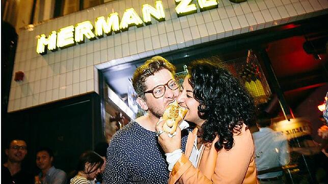 Florian Frey und seine Lebensgefährtin Azadeh Falakshahi betreiben in England insgesamt fünf Filialen der Imbisskette „Herman ze German“ ...
