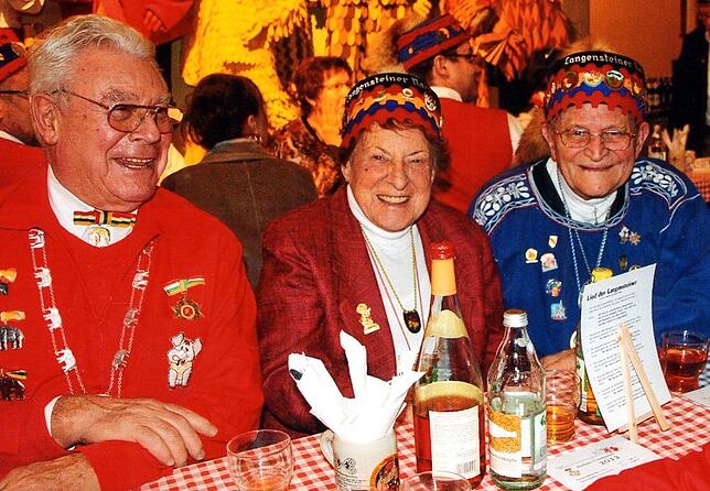 Paul Bischoff (rechts) mit seiner Frau Elfriede sowie Wolfgang Rolle beim Alefanz Abend im Schloss Langenstein 2012.