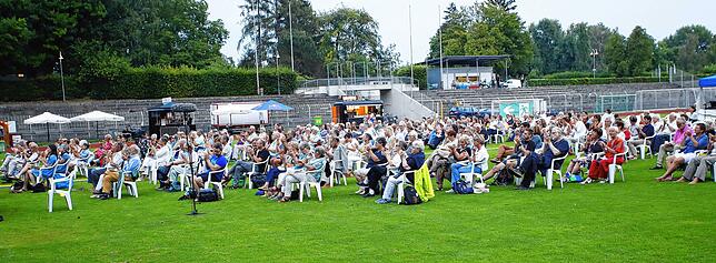 Mit Applaus und Bravo-Rufen wurde bei der Opern-Gala im Konstanzer Bodensee-Stadion nicht gespart. Die Zuschauer genossen es, endlich ...