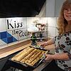 Voilá: Ein Baguette und vier Ficelle, die ganz schlanke Variante des Baguettes, sind fertig. Karin Gambin verrät SÜDKURIER-Lesern ...