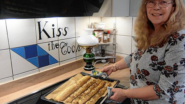 Voilá: Ein Baguette und vier Ficelle, die ganz schlanke Variante des Baguettes, sind fertig. Karin Gambin verrät SÜDKURIER-Lesern ...