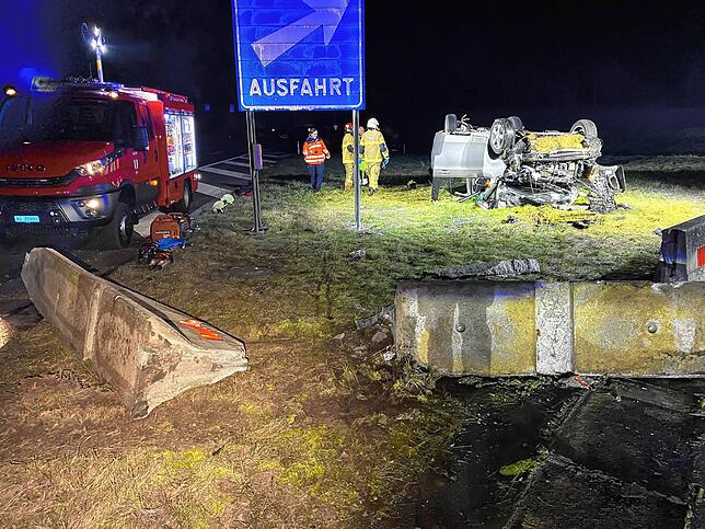 Ein Trümmerfeld bei der Autobahnausfahrt Baden-West.