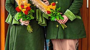 Frisch vermählt: Narrenmutter Birgit Schley (links) und Narrenvater Luitgard Peukert. Bild: Narrenverein Sumpfgeister