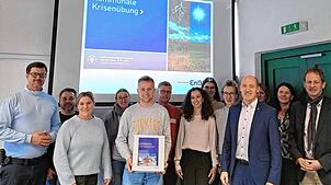 Der Kristenstab der Stadtverwaltung Bad Dürrheim um Bürgermeister Jonathan Berggötz (vorn, zweiter von rechts) besteht aus 13 Personen. ...