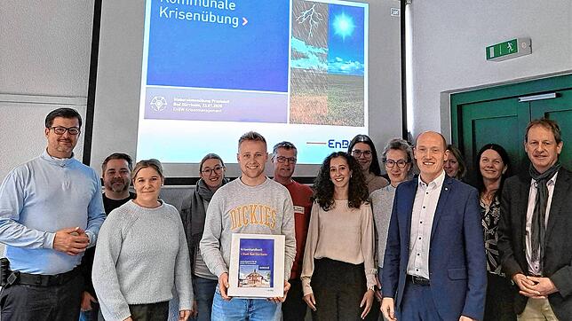 Der Kristenstab der Stadtverwaltung Bad Dürrheim um Bürgermeister Jonathan Berggötz (vorn, zweiter von rechts) besteht aus 13 Personen. ...