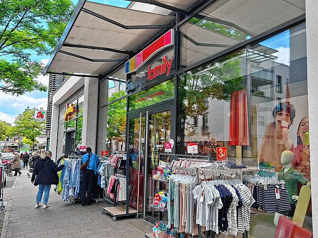 Direkt neben dem aktuellen Depot- und künftigen Takko-Standort ist der Mode-Discounter Ernstings family, im selben Gebäude und Tür an Tür.