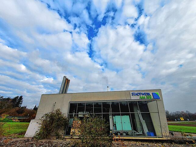 Energie aus dem blauen Himmel: Während diese Anlage noch mit fossilen Stoffen beheizt wird, soll auf dem Grundstück daneben eine große ...