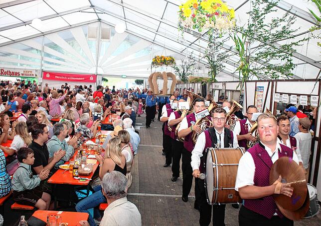 Mit dem stimmungsvollen Einmarsch der Musikkapelle und der Erntekrone ins Festzelt (Bild von 2019) wird die Sichelhenke auch in diesem ...