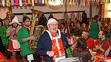 Linus Sedlak gibt den Rhythmus für die Holzhackermusik vor. Bild: Wolfgang Scheu