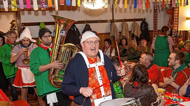 Linus Sedlak gibt den Rhythmus für die Holzhackermusik vor. Bild: Wolfgang Scheu