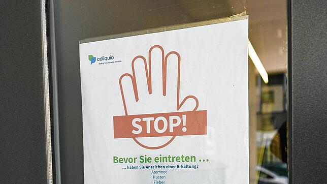 Stop: Die rote Corona-Hand gilt für alle Bereiche des Lebens.