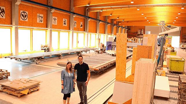 Der Neubeginn in Pfohren hat sich gelohnt. Die beiden Chefs Gabriele Lehner und Daniel Matt stehen im Anfangsbereich der fast 60 Meter ...