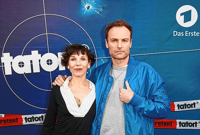 Die Schauspieler Meret Becker und Mark Waschke stehen vor der Premiere des ARD-“Tatort„-Krimis “Der gute Weg„ ...
