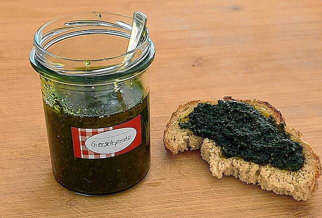 Bild 6: Giersch &ndash; ein Unkraut? Von wegen! Dieses leckere Pesto-Rezept ist nur eine Verwendungsmöglichkeit