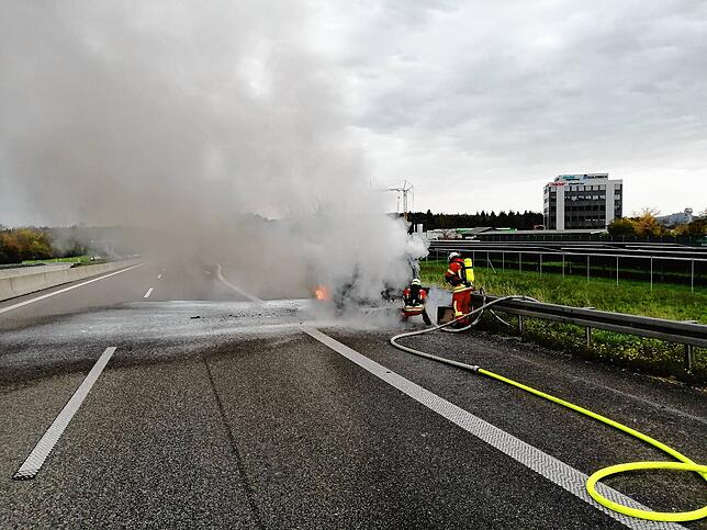 Da das Magnesium im Motorblock Feuer fing, gestalteten sich die Löscharbeiten der Engener Feuerwehr als schwierig.