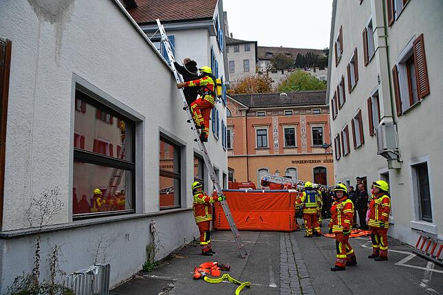 In der Ankergasse retteten die Wehrleute aus Daisendorf bei der Übung eine Person über die Leiter vom Abtrittanbau. Zudem war hier der ...