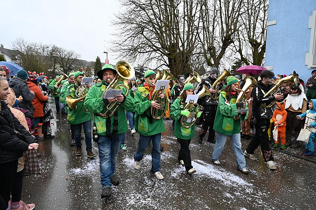 Bild 8: Die schönsten Bilder vom Fasnachtsumzug in Schwerzen: So feiern die Narren trotz Nieselregen