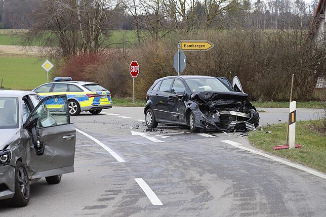 An einer Kreuzung auf Höhe von Überlingen-Bambergen sind zwei Autos zusammengestoßen. Ein Auto bog von der Ausfahrt eines Hofladens auf ...
