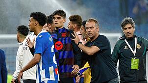 Espanyol Barcelona – FC Barcelona: Ein Auto ist kurz vor dem Stadtderby durch eine wartende Menge von Fußballfans gefahren.