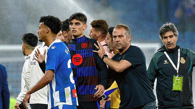 Espanyol Barcelona – FC Barcelona: Ein Auto ist kurz vor dem Stadtderby durch eine wartende Menge von Fußballfans gefahren.