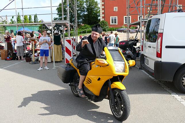 Klaus-Dieter Halder, der in dem Stück in die Rolle des Pfarrers schlüpft, sorgte vor Kurzem für einen lustigen Moment: Er musste während ...
